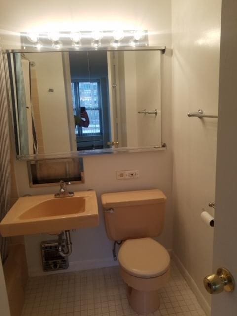5401 S Hyde Park Blvd Unit 705, Chicago, IL 60615 - bathroom featuring toilet, a sink, and baseboards