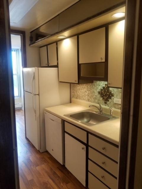 5401 S Hyde Park Blvd Unit 705, Chicago, IL 60615 - kitchen featuring light countertops, dishwasher, wood finished floors, a sink, and decorative backsplash