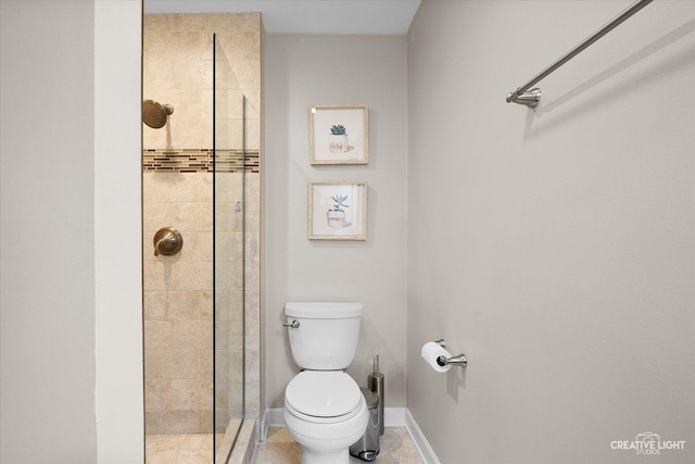 full bath with baseboards, tile patterned floors, toilet, and tiled shower