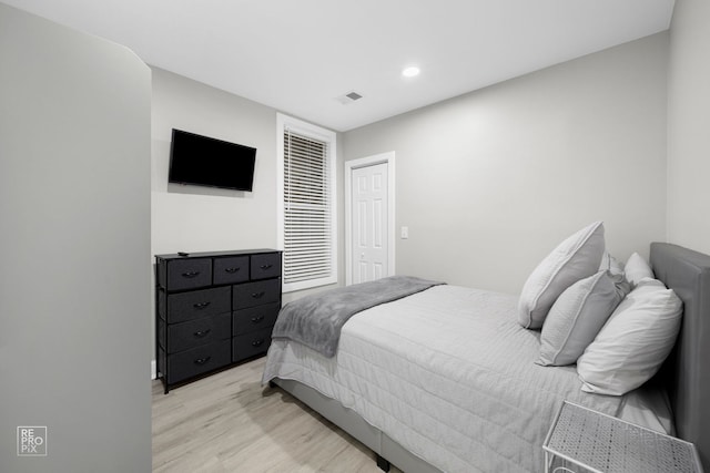 bedroom with light wood finished floors, visible vents, and recessed lighting