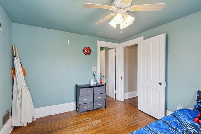 204 S Jackson Ave, Polo, IL 61064 - bedroom featuring wood finished floors, visible vents, a ceiling fan, and baseboards