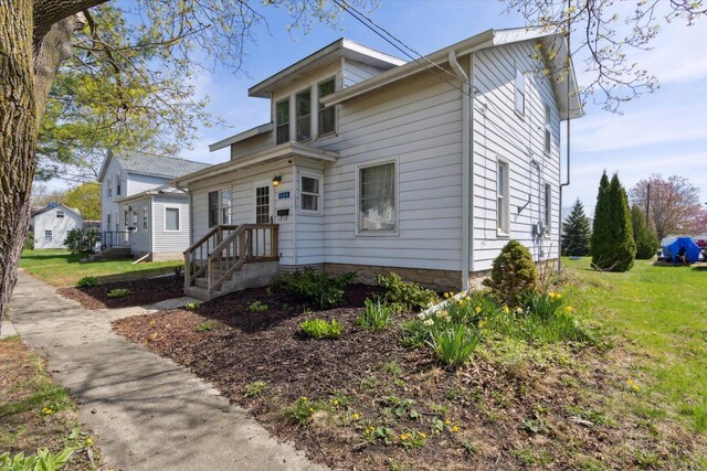 204 S Jackson Ave, Polo, IL 61064 - traditional-style home with a front yard