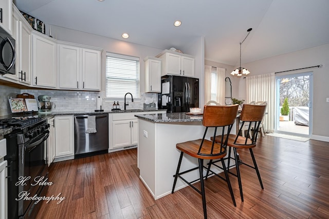 730 Goodfield Lndg, Elgin, IL 60124 - kitchen with a sink, a breakfast bar area, black appliances, and a wealth of natural light