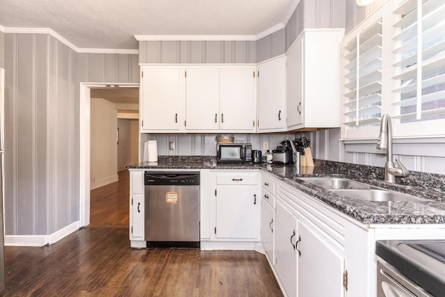 kitchen with dishwasher, a sink, dark wood-style flooring, crown molding, and black microwave