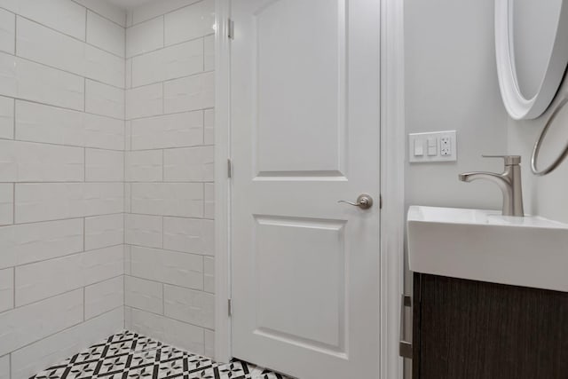 840 S Cuyler Ave, Oak Park, IL 60304 - full bathroom featuring a tile shower