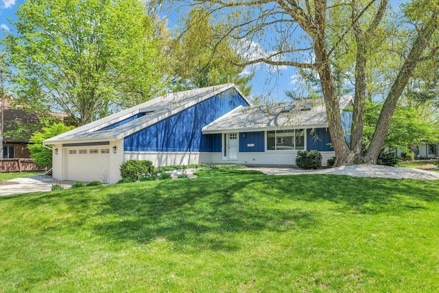 view of front facade with a garage and driveway