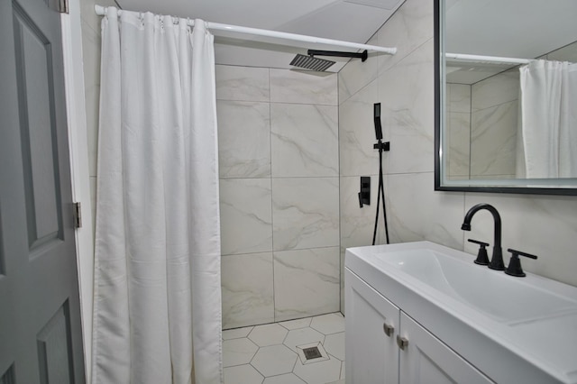 bathroom featuring a shower with shower curtain and vanity