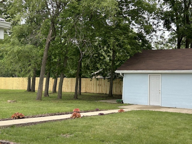 2846 8th St, Rockford, IL 61109 - view of yard featuring an outbuilding