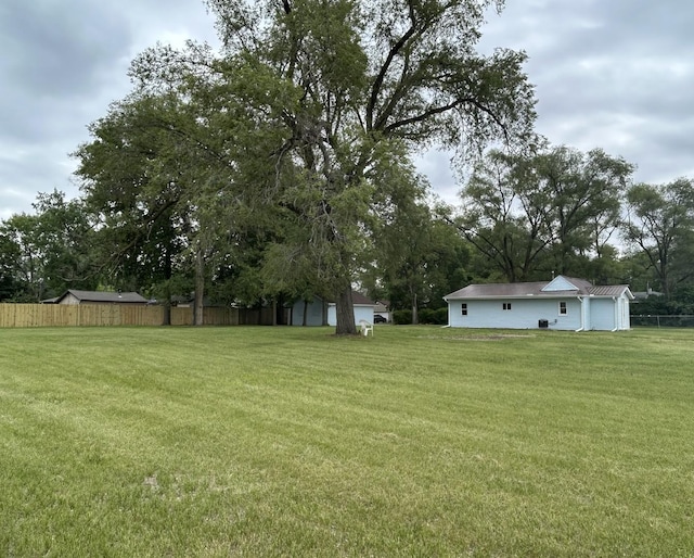 2846 8th St, Rockford, IL 61109 - view of yard featuring a detached garage