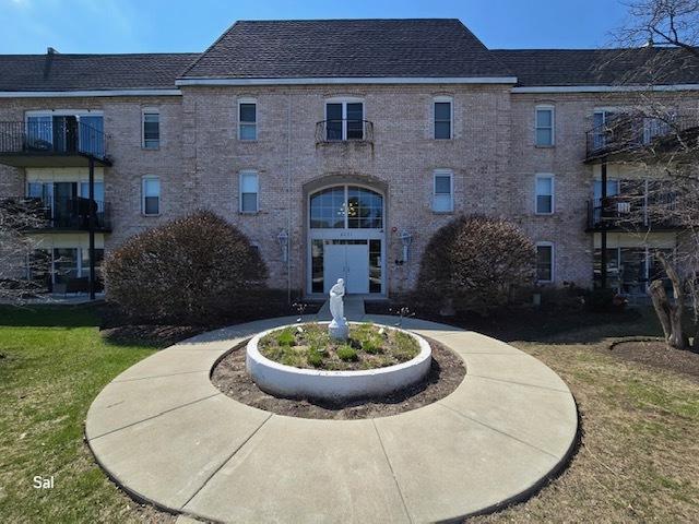 5201 Carriageway Dr Unit 315, Rolling Meadows, IL 60008 - exterior space with a yard