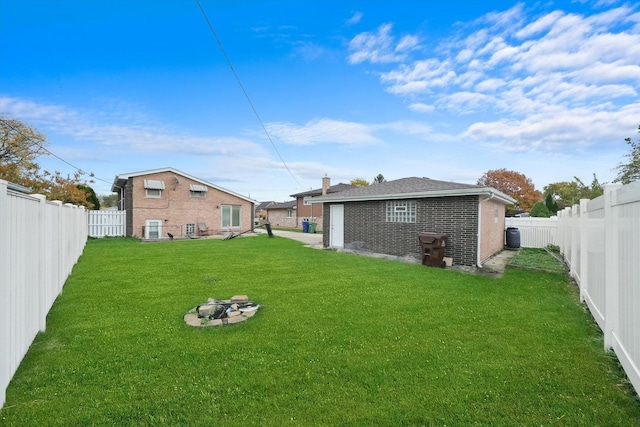 view of yard featuring a fenced backyard and an outdoor fire pit