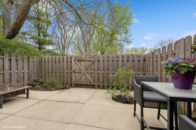 214 Woodstone Dr, Buffalo Grove, IL 60089 - view of patio with a gate and a fenced backyard