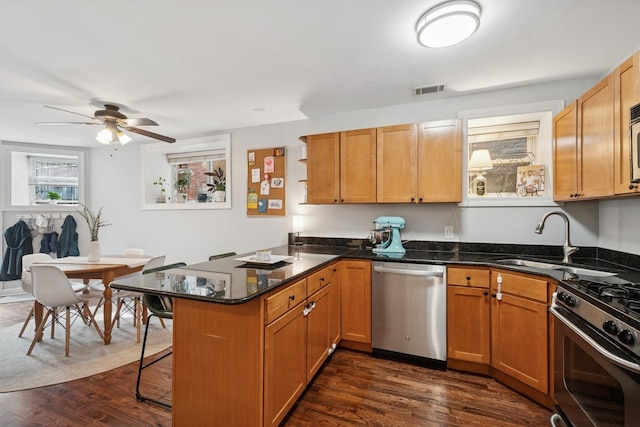 1236 N Campbell Ave Unit G, Chicago, IL 60622 - kitchen featuring a peninsula, a sink, a kitchen breakfast bar, visible vents, and appliances with stainless steel finishes