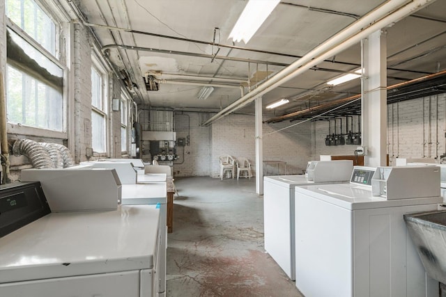 5415 S Dorchester Ave Unit 2B, Chicago, IL 60615 - clothes washing area featuring independent washer and dryer and healthy amount of natural light