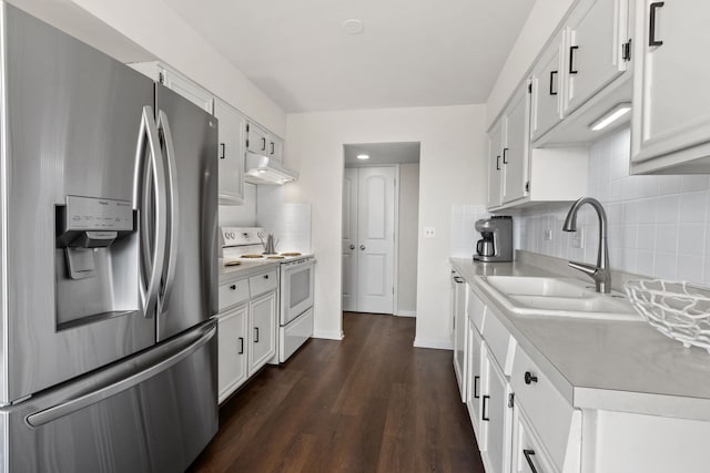 kitchen featuring a sink, tasteful backsplash, stainless steel fridge with ice dispenser, under cabinet range hood, and white range with electric stovetop