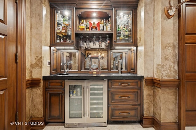 546 Oak Knoll Rd, Barrington Hills, IL 60010 - bar featuring beverage cooler and a bar