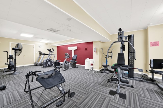 exercise room with carpet flooring and baseboards