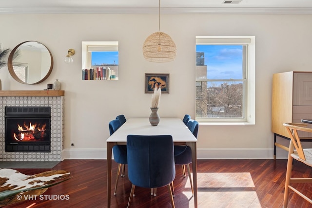 kitchen featuring crown molding, dark countertops, a sink, decorative backsplash, and appliances with stainless steel finishes