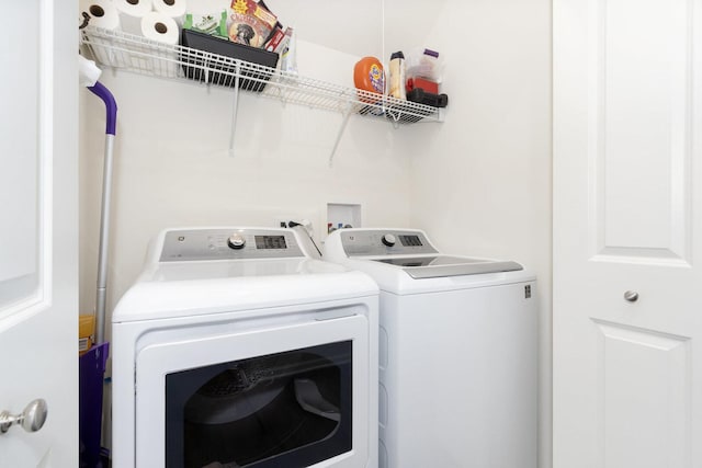 291 Lakeshore Dr, Oswego, IL 60543 - laundry area featuring independent washer and dryer