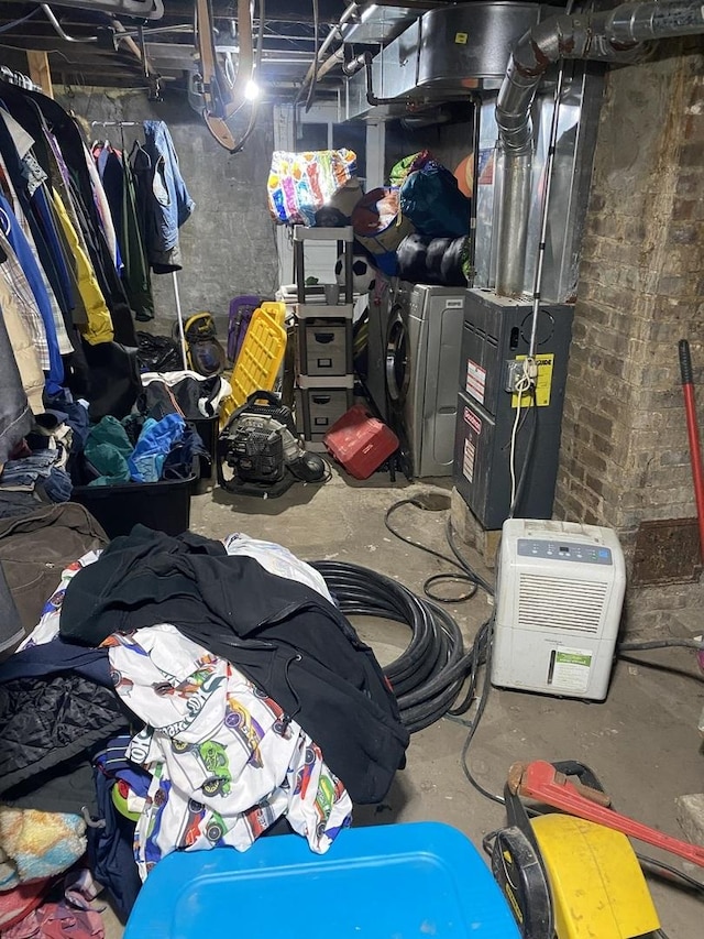 unfinished below grade area featuring washing machine and clothes dryer