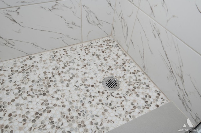 10945 S Neenah Ave, Worth, IL 60482 - interior details with tiled shower
