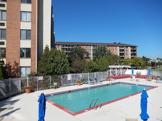 75 Kristin Cir Unit 401, Schaumburg, IL 60195 - community pool featuring a patio and fence