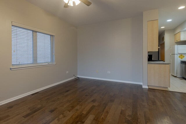 living area featuring recessed lighting, dark wood-style flooring, a ceiling fan, and baseboards