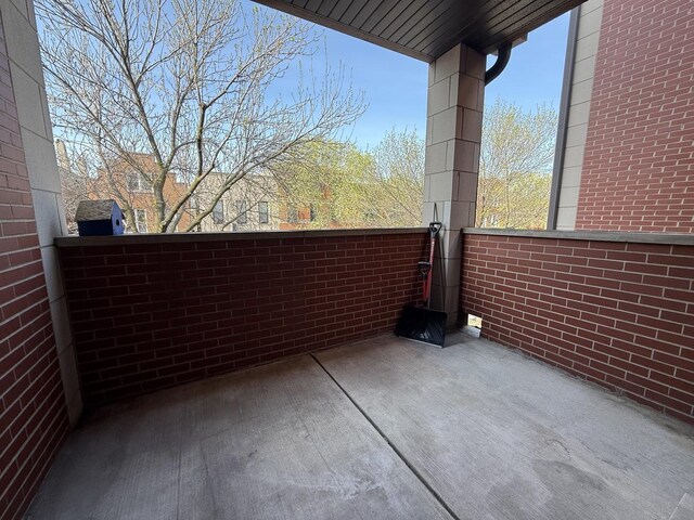 unfurnished room featuring dark wood-type flooring, baseboards, and ceiling fan