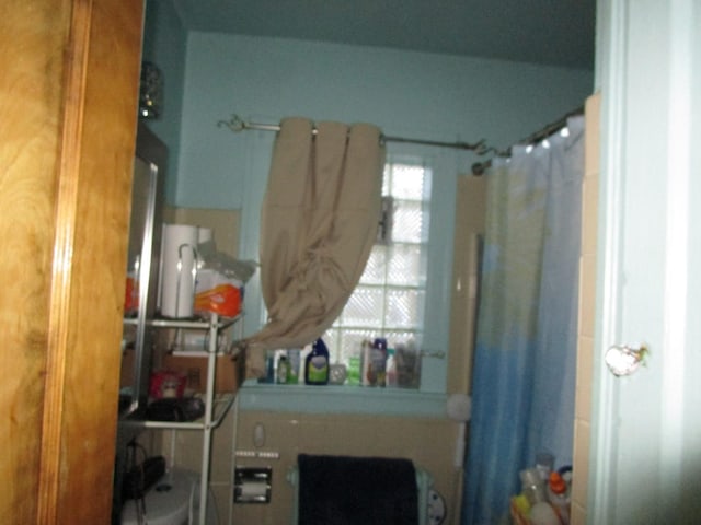9201 S Marshfield Ave, Chicago, IL 60620 - bathroom with curtained shower