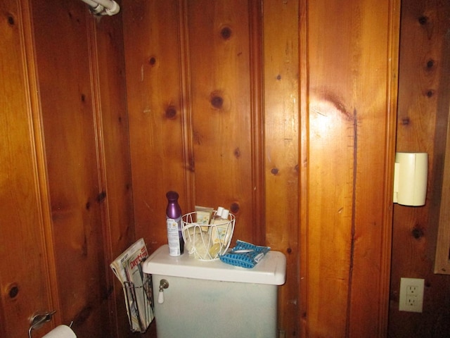 9201 S Marshfield Ave, Chicago, IL 60620 - detailed view of wooden walls