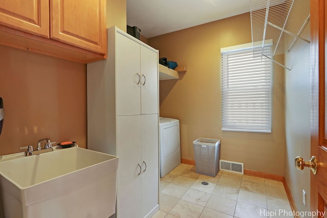 laundry room with a sink, light tile patterned floors, washer / dryer, visible vents, and baseboards