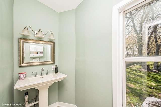 bathroom with a wealth of natural light and baseboards