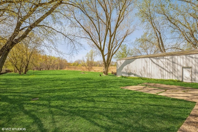view of yard with an outdoor structure and a pole building