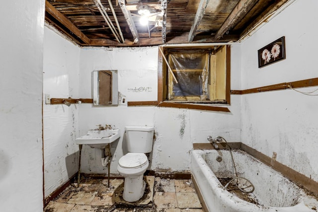 2737 W Congress Pkwy, Chicago, IL 60612 - full bath featuring toilet and a washtub