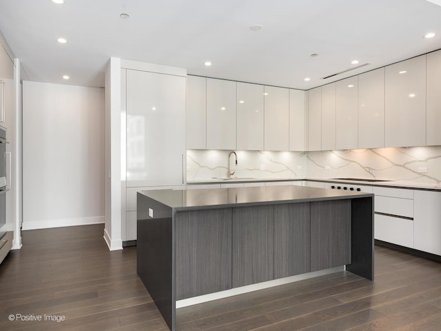 403 N Wabash Ave Unit 13B, Chicago, IL 60611 - kitchen with modern cabinets, white cabinets, tasteful backsplash, dark wood-style flooring, and recessed lighting