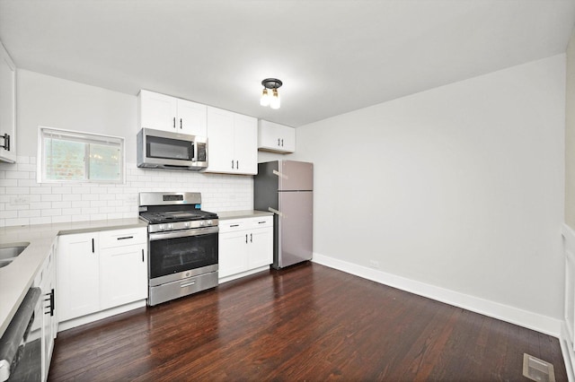 kitchen with visible vents, dark wood finished floors, appliances with stainless steel finishes, and tasteful backsplash