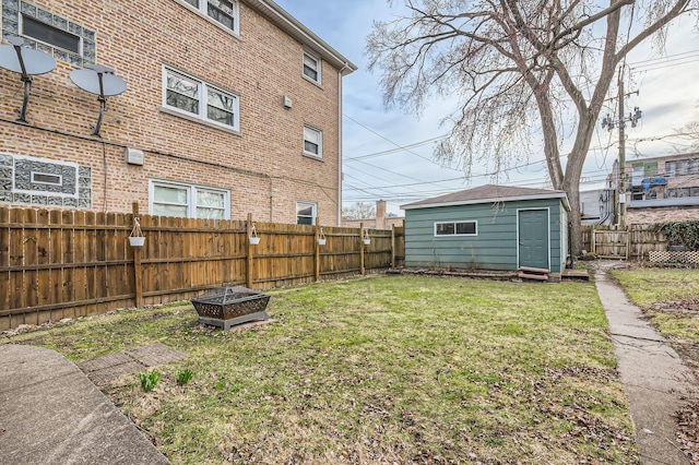 view of yard featuring a fenced backyard and an outbuilding