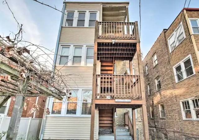 5413 N Artesian Ave, Chicago, IL 60625 - back of property with a balcony