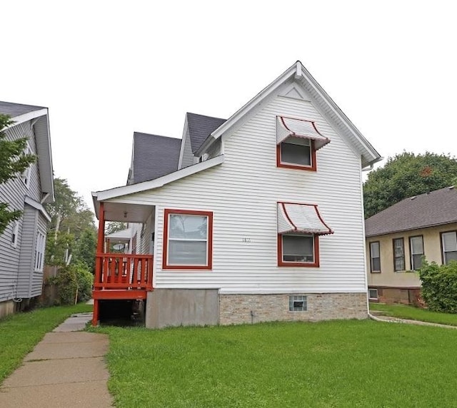 1811 Emerson St, Evanston, IL 60201 - exterior space with a front yard