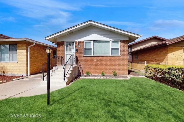 view of front of house featuring fence, a front lawn, and brick siding