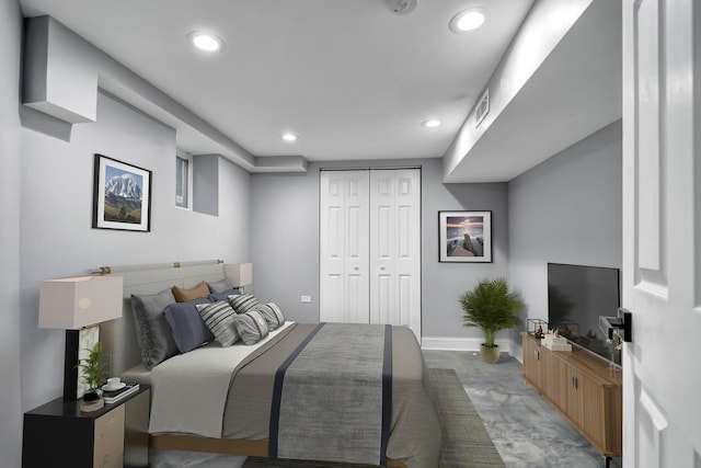 bedroom with recessed lighting, a closet, visible vents, and baseboards