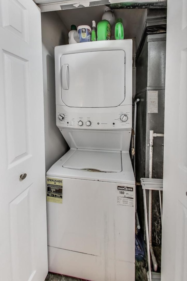 1473 N Larrabee St Unit A, Chicago, IL 60610 - laundry room featuring stacked washing machine and dryer