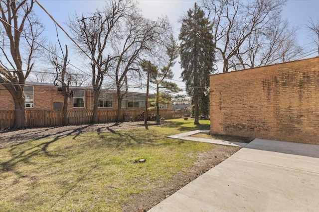 7241 N Kilpatrick Ave, Lincolnwood, IL 60712 - view of yard with fence