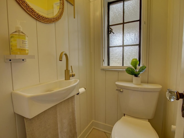 517 S Washington St, Wheaton, IL 60187 - half bathroom featuring toilet