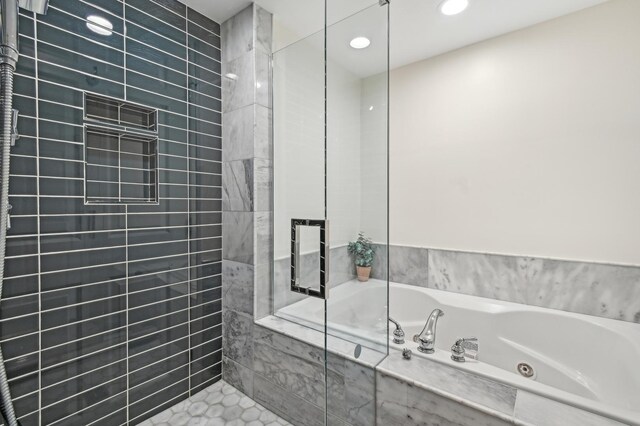 full bath featuring a whirlpool tub, recessed lighting, and tiled shower