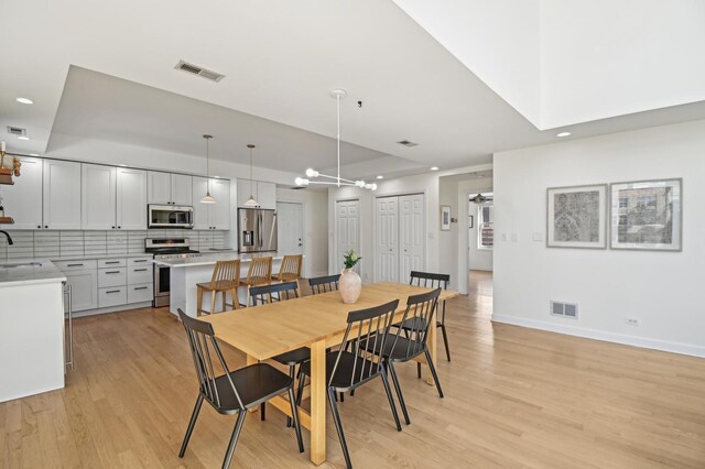 dining space featuring recessed lighting, baseboards, visible vents, and light wood-style flooring