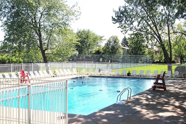 791 Overland Ct, Roselle, IL 60172 - community pool with fence