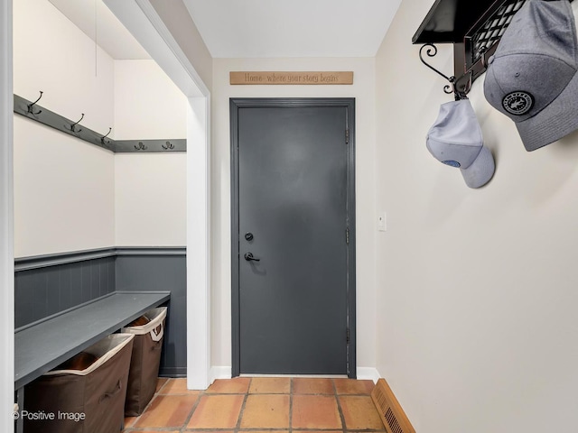 mudroom with visible vents and baseboards