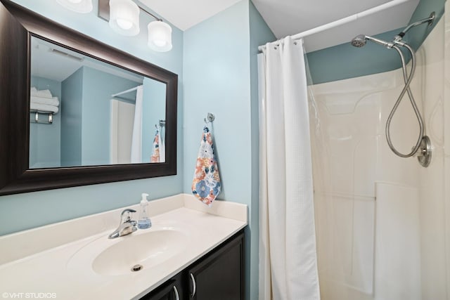 full bathroom featuring visible vents, curtained shower, and vanity