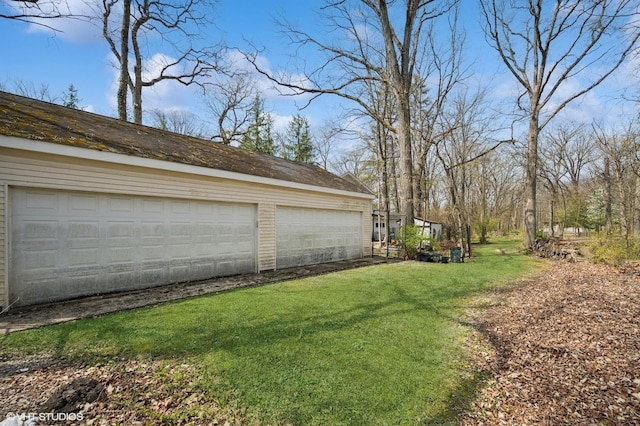 view of yard with an outbuilding